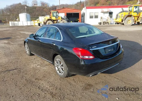 2016 Mercedes-Benz C 300 4Matic z USA, uszkodzony, nr VIN 55SWF4KB0GU164017